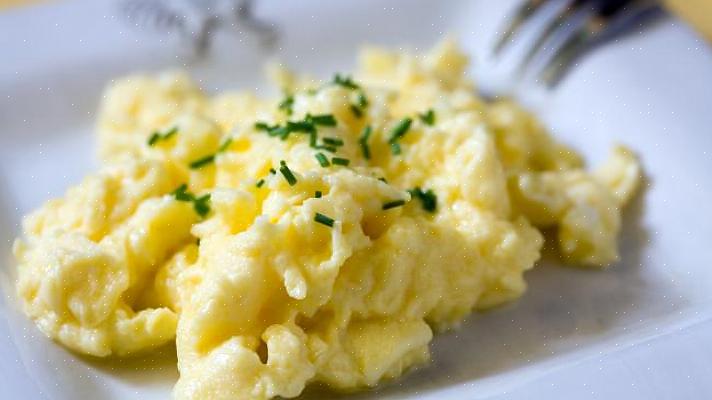 בצע את הצעדים הבאים על מנת להכין את הביצים המקושקשות הטעימות ביותר שבלוטות הטעם שלך נהנו אי פעם