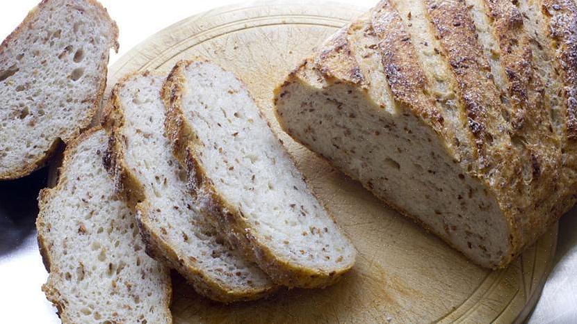 אפיית לחם ללא גלוטן היא למעשה לא שונה מזו של לחם החיטה הרגיל שלכם