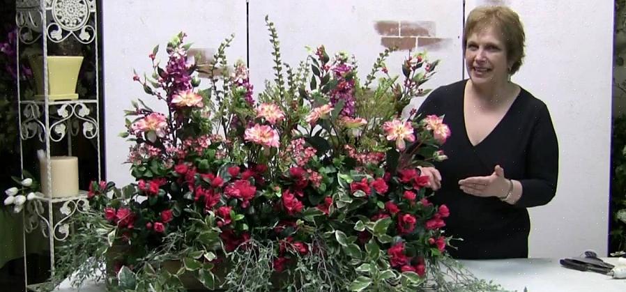 סידורי פרחי משי הם מעשיים מכיוון שהם ניתנים לשימוש חוזר ולעתים קרובות פחות יקרים מסידורי פרחים טריים