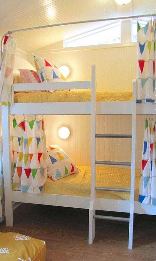 מיטות קומותיים הן סוג מיוחד של מיטה בה מסגרת מיטה אחת מחוברת לראש מסגרת מיטה אחרת