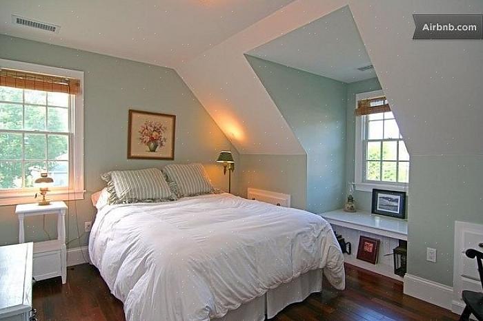 תוכלו להכין חדר שינה בסגנון קייפ קוד בקלות על ידי מריחת גווני נוף ולבן