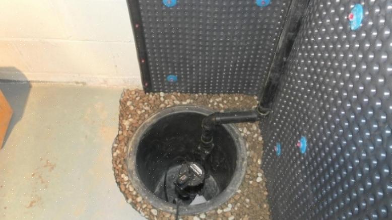 כל שעליך לעשות הוא לחבר את מחבר הצינורות לצינורות ה- PVC כדי לנקז מים מהמרתף או המרתף שלך