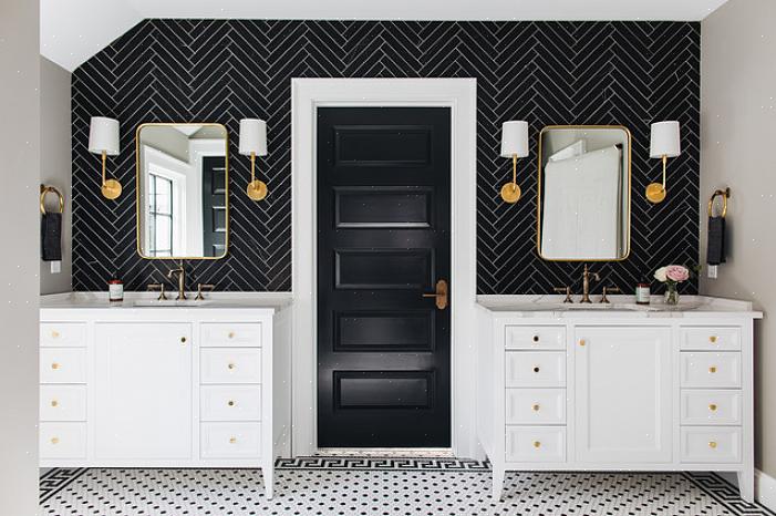 דלת שחורה יכולה להיפתח לחדר אמבטיה לבן בעיקר עם מבטאים שחורים