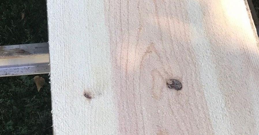 דרך יצירתית נוספת ליצור מראה מצוקה של סימני גיל על קורות עץ היא לזרוק סלעים על הקורה שיגרמו לסימנים אקראיים