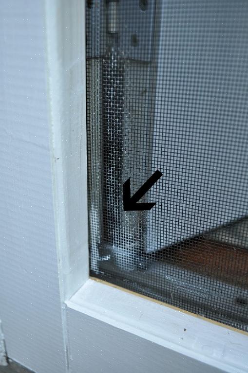 ברוב מסכי החלונות יש מנגנון שמשחרר אותו ממסגרת החלון