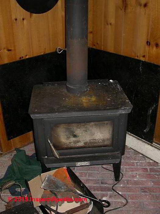 תנור עצים יכול ליצור אווירה נעימה וביתית מאוד בערבים קרים