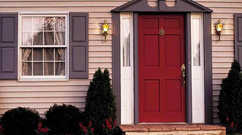 טאטוא הדלת עשוי מברשת או כרית המגיעים לקצה סף הדלת עם סגירת הדלת