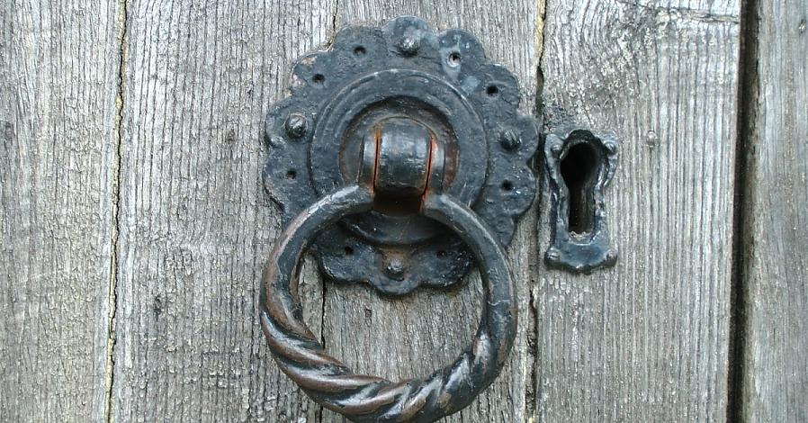 ידיות דלתות מזויפות וכפתורי דלת ניקל זמינות ב- Willow and Stone