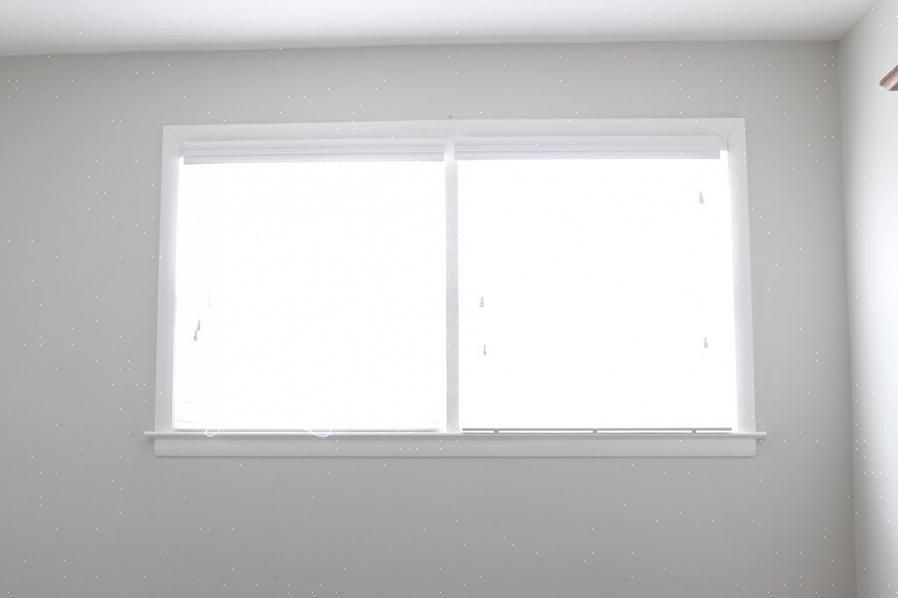 חלונות צרים יכולים להיראות רחבים יותר על ידי תליית וילונות על מוט הארוך במידה ניכרת מהמדידה האופקית של החלון