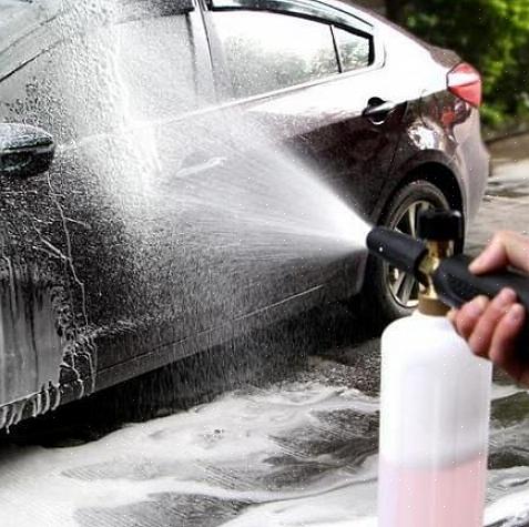 אתה יכול גם להשתמש במים חמים כדי להבטיח שהחלקיקים יוסרו מעל פני המכונית שלך
