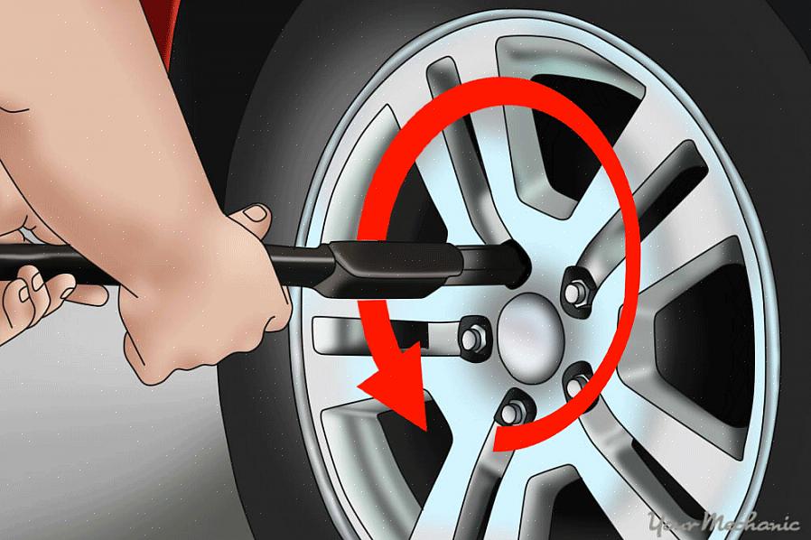 יהיה עליך להסיר את מכסה הרכזת המכסה את אגוזי הברזל על גלגלי הרכב שלך
