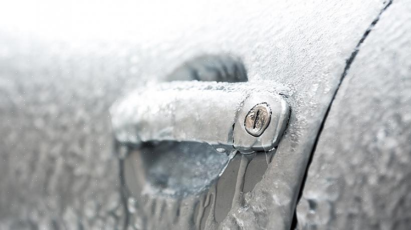 אתה יכול גם להמיס קרח מדלת מכונית קפואה באמצעות נוזל כביסה לשמשה הקדמית