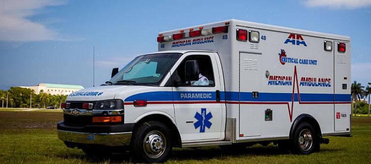עבודות החירום בשירות האמבולנס כוללות את החובשים וכן את עוזרי הטיפול בחירום