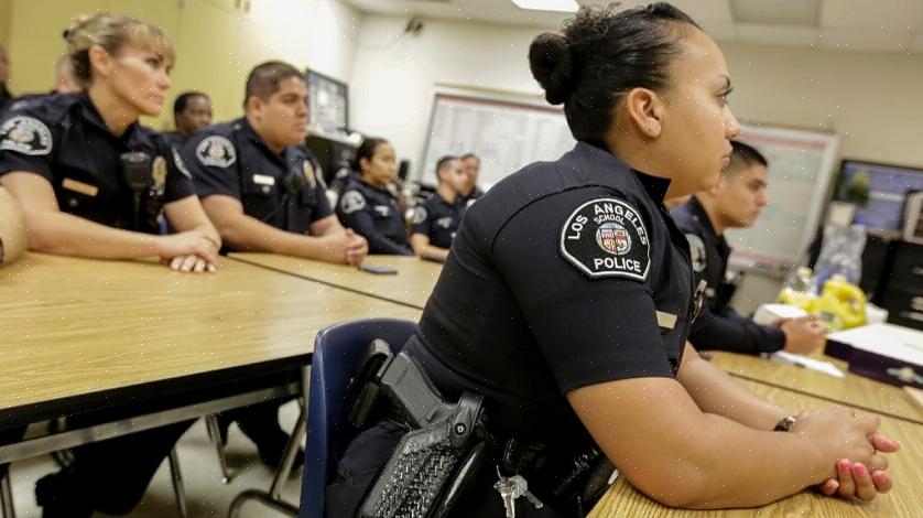 מועמד לקצין בטיחות בבית הספר צריך להיות לפחות בוגר תיכון