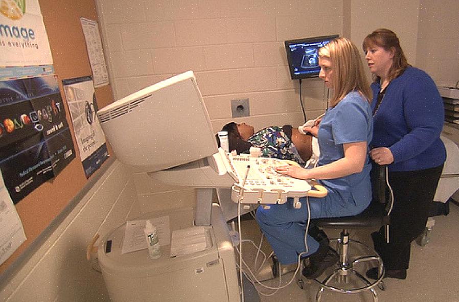 סונוגרפים הם טכנאים רפואיים מאומנים שתפקידם כולל הכנת מטופלים לסריקות אולטרסאונד